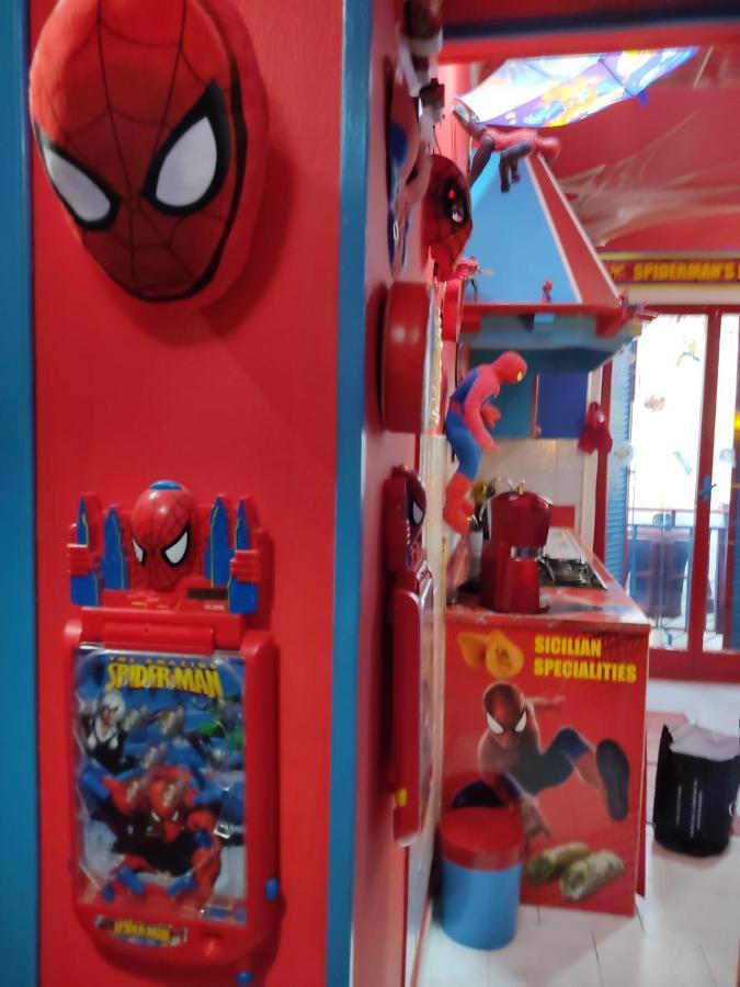 Spiderman House Gasthof *